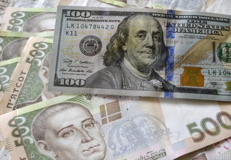 В Украине начал дешеветь доллар