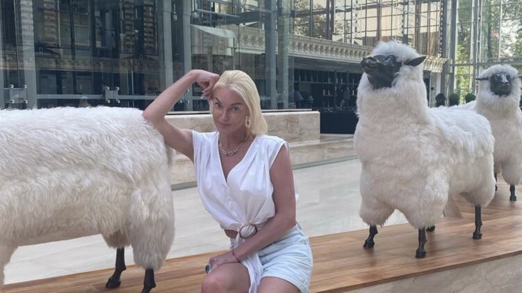 Балерина Волочкова похвасталась стройными ногами среди стада овец. Фото