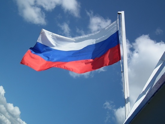 Поднятие флага в школах напомнило давние советские и российские традиции