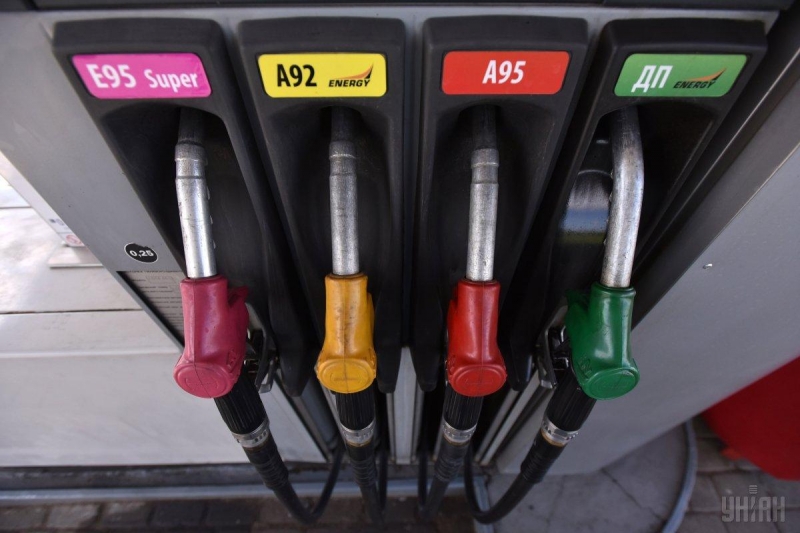 На украинских АЗС подешевел бензин: сколько сейчас стоит