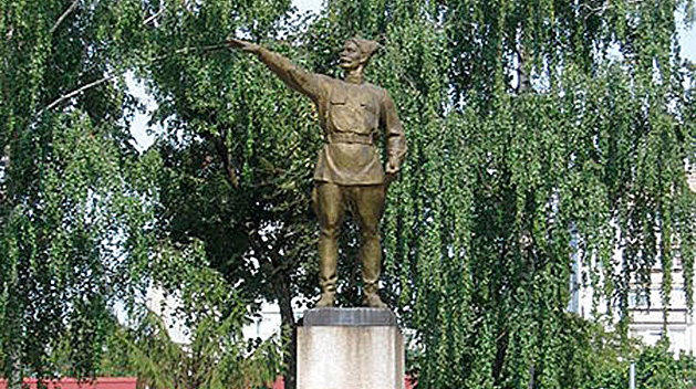 Под Полтавой за ночь повредили три советских памятника