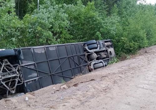 В Ленинградской области перевернулся экскурсионный автобус