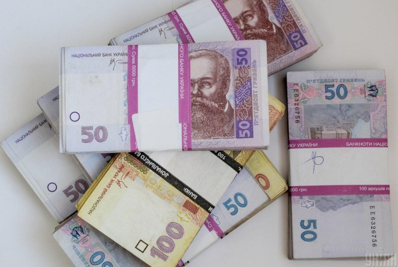 Зарплаты в "конвертах" и другие теневые схемы: названа сумма удара по Украине