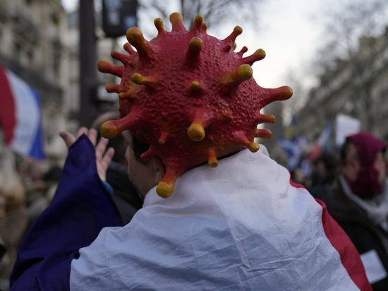 Европа ушла в оборону от коронавируса: новые запреты и локдауны