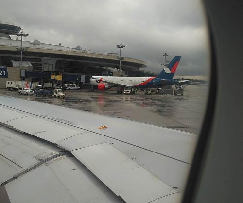 Под Новый год из-за снегопада в московских аэропортах отменили свыше 180 рейсов