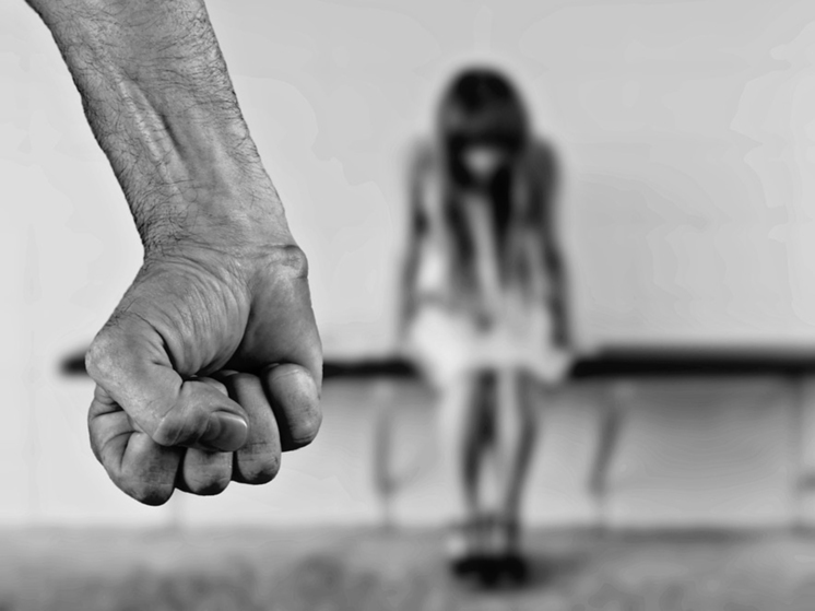 “Ломал ребра, издевался”: девочки много лет терпели отца-насильника