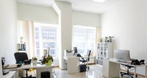 Владельцы компаний покидают дешевые офисы, но переезжать в дорогие не спешат