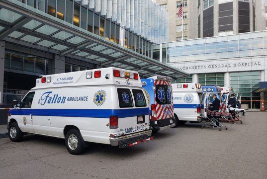 Миллионы американцев отказываются от еды и сокращают расходы на «коммуналку» ради медицинского обслуживания